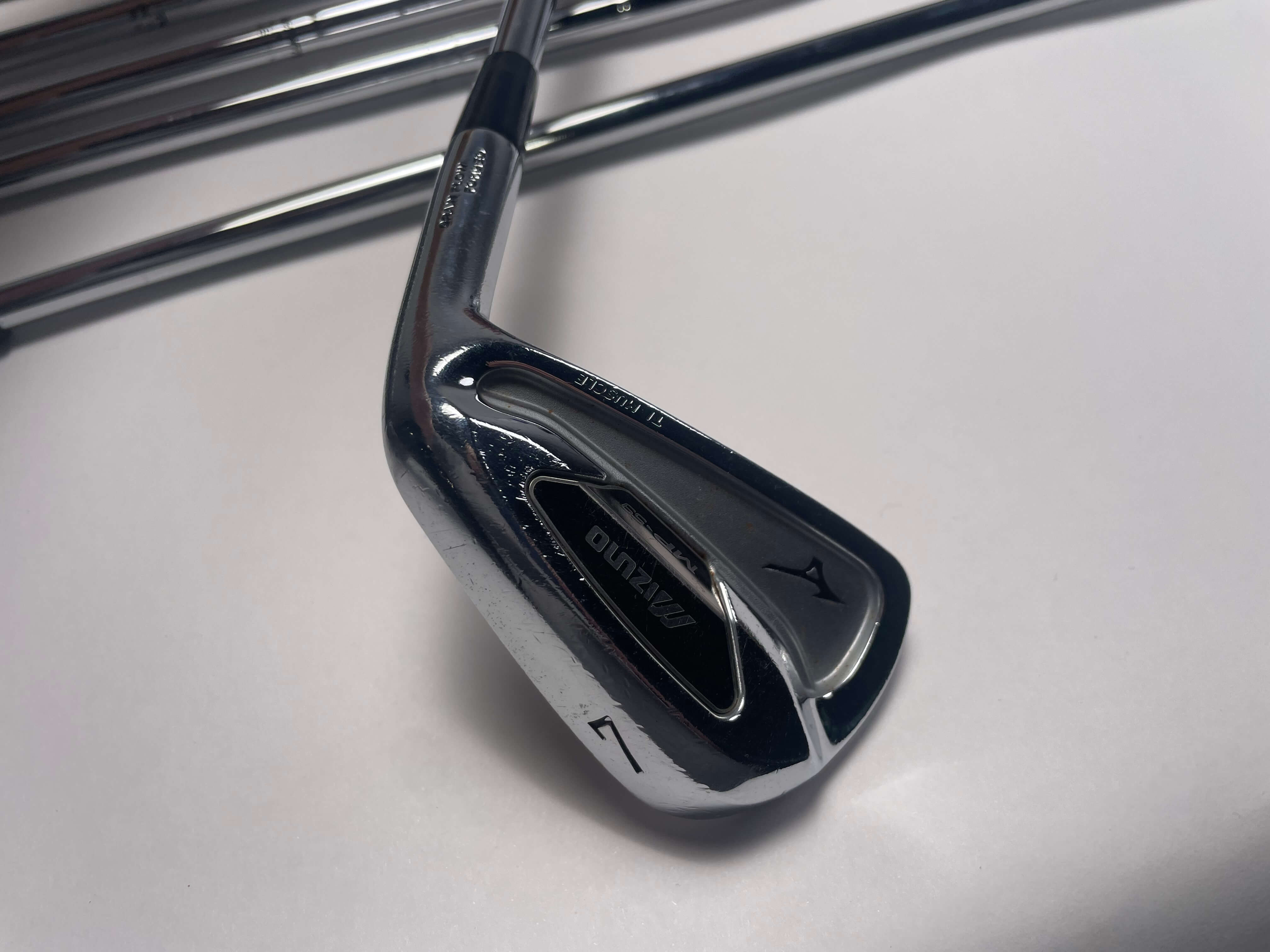 Picture of a golf iron.
