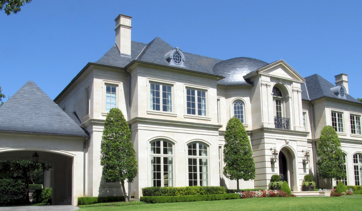 Picture of a well apportioned mansion.